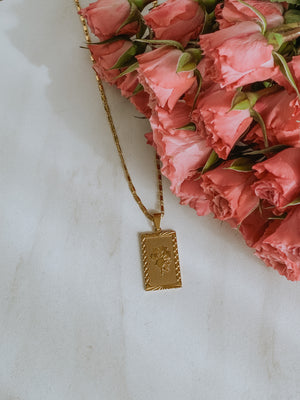 la vie en rose necklace